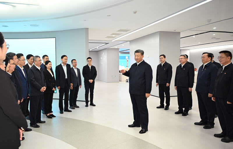 11月4日至6日，中共中央总书记、国家主席、中央军委主席习近平在湖北考察。这是5日下午，习近平在武汉产业创新发展研究院考察时，同科研人员和乐玩首页（中国）网页版负责人亲切交流。